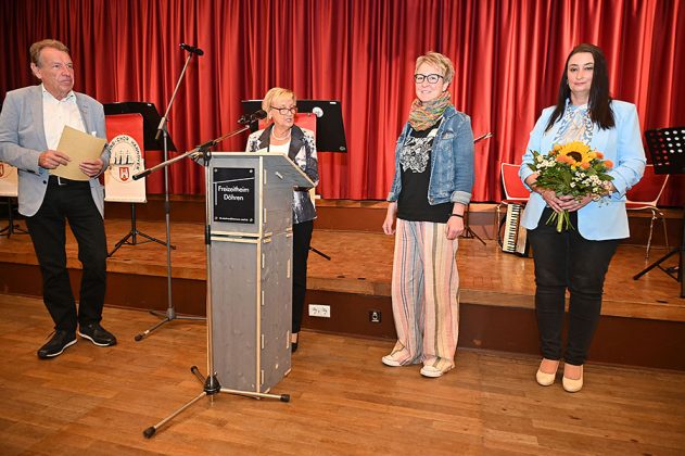 Sarah R&ouml;ttger wird f&uuml;r ihre Arbeit im Bezirksrats geehrt