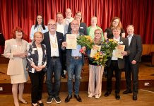 Blumensträuße, Ehrennadeln und Seemannslieder: Bezirksrat lud zum Sommerempfang Bezirksratsmitglieder und Geehrte