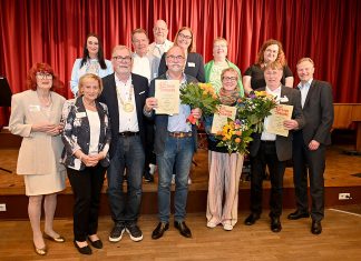 Blumensträuße, Ehrennadeln und Seemannslieder: Bezirksrat lud zum Sommerempfang Bezirksratsmitglieder und Geehrte