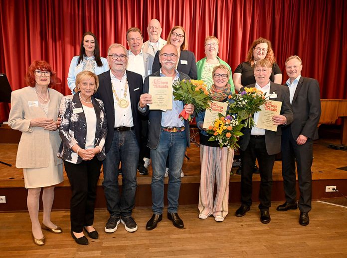 Bezirksratsmitglieder und Geehrte