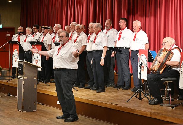 Der Seemannschor begr&uuml;&szlig;te die G&auml;ste musikalisch