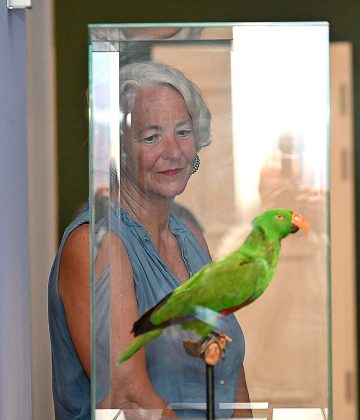 Direktorin Prof. Dr. Katja Lembke in der Ausstellung
