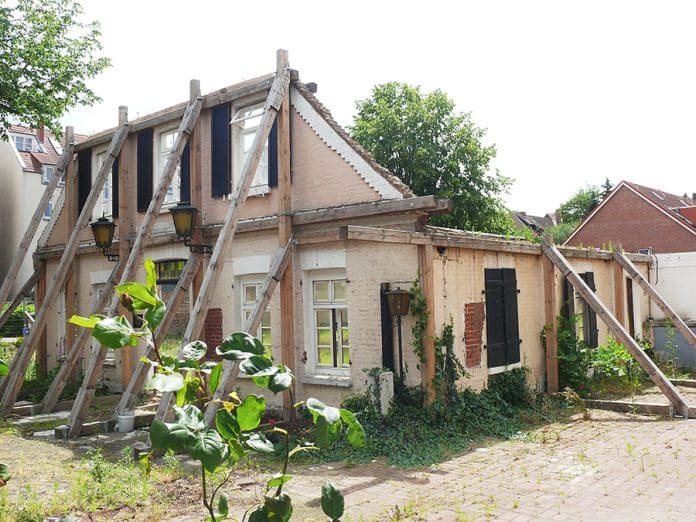 Reste des alten Gebäudes: Damals wurde noch versprochen, die historische Gastwirtschaft Wichmann wieder aufzubauen. Doch jetzt ermöglicht ein neuer Bebauungsplan auch den Bau eines normalen Mehr-Parteien-Mietshauses im Rahmen einer Blockbebauung.