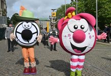 Der große Schützenausmarsch begeisterte die Hannoveraner Höhepunkt des hannoverschen Schützenfestes ist der große Ausmarsch am Sonntag