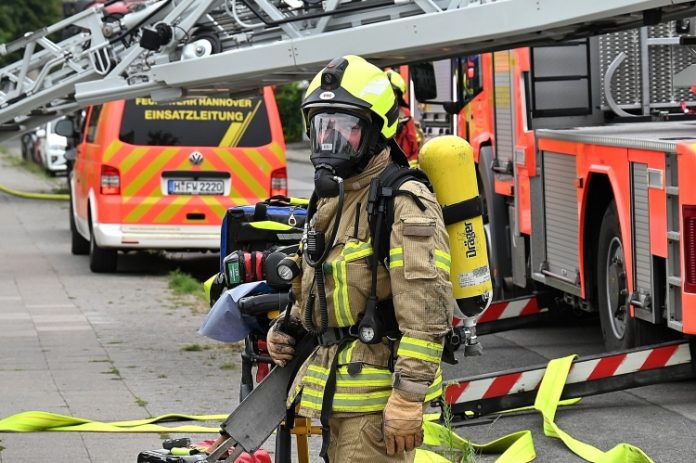Kellerbrand in einer leerstehenden Doppelhaushälfte eines Hauses in der Hartungstraße in Hannover-Vinnhorst
