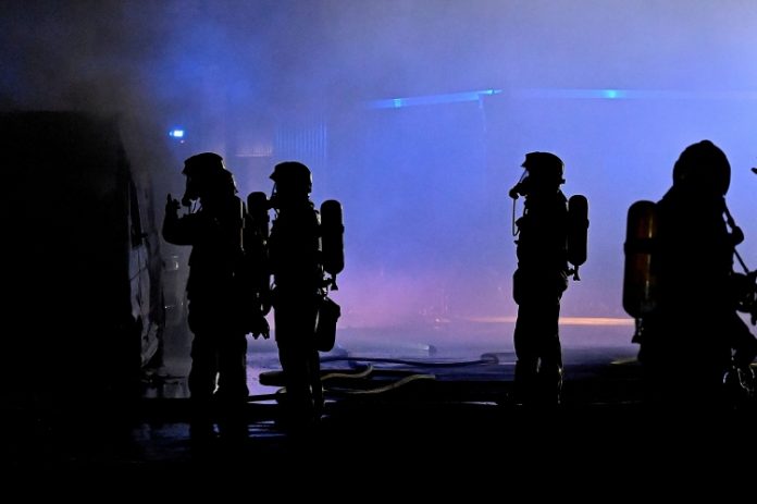 Großbrand in einer Lagerhalle in der Tiestestraße in Hannovers Südstadt