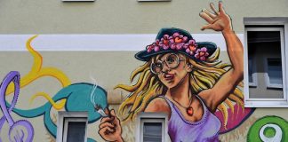 Ein buntes und detailreiches Graffito des Künstlers Joy Lohmann zur Musikgeschichte in H-Nordstadt und der Welt schmückt das Haus Tulpenstraße 9 in Hannovers Nordstadt