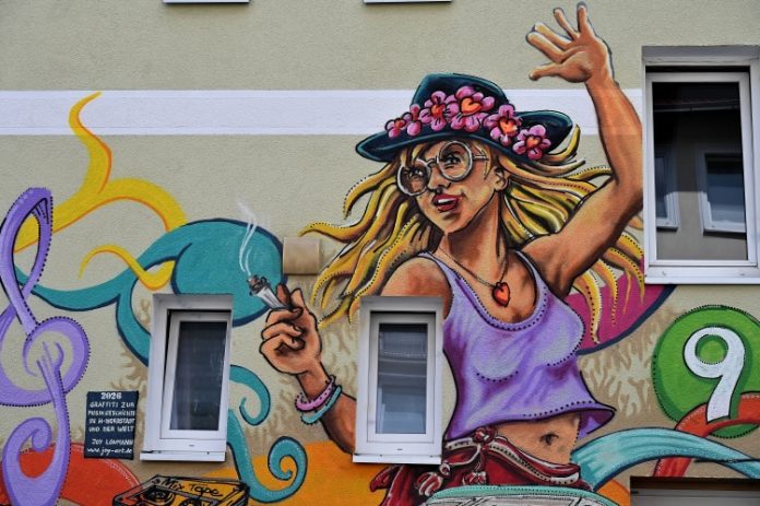 Ein buntes und detailreiches Graffito des Künstlers Joy Lohmann zur Musikgeschichte in H-Nordstadt und der Welt schmückt das Haus Tulpenstraße 9 in Hannovers Nordstadt