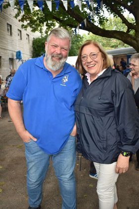Funkenartillerie-Pr&auml;sident Martin Weber mit der Regionsabgeordneten Maria Hesse