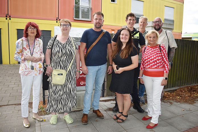 Sahen sich die Verkehrsprobleme vor Ort an: Mitglieder des Bezirksrates mit Mitarbeitern der Verwaltung und der Polizei