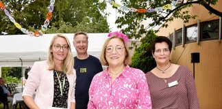 Drehorgelspielerin Maria Hesse mit dem Team vom Ansgarhaus: (v.l.) Sandra Richter, Pastor Dr. Michael Wohlers und Sandra Schindler