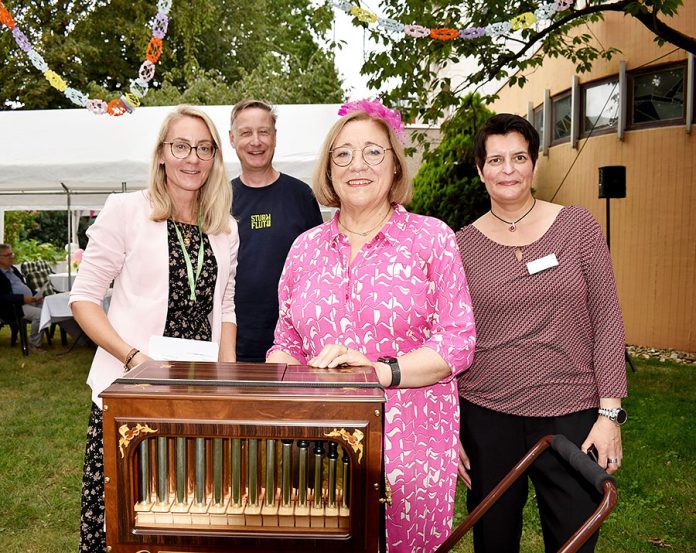 Drehorgelspielerin Maria Hesse mit dem Team vom Ansgarhaus: (v.l.) Sandra Richter, Pastor Dr. Michael Wohlers und Sandra Schindler