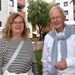 Bezirksratsfrau Dr. Gudrun Koch mit Pastor im Ruhestand Gotlieb Schmidt