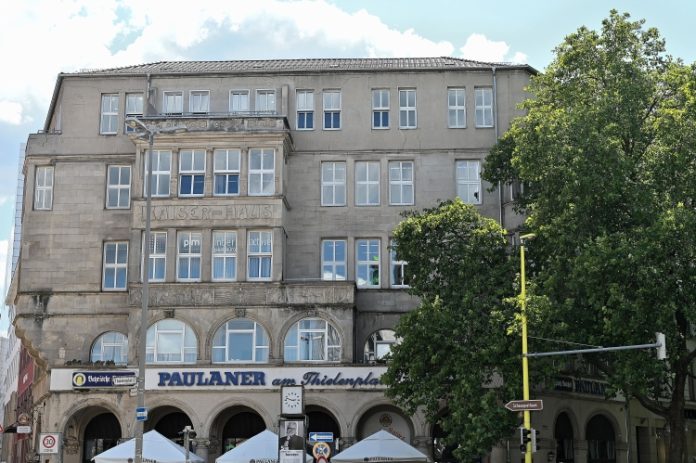 Am Thielenplatz Ecke Prinzenstraße 1 steht das Kaiserhaus (ein Bürohaus) mit der Gaststätte „Bayrische Botschaft im Paulaner“ im Erdgesschoss