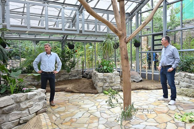 Zoo-Gesch&auml;ftsf&uuml;hrer Andreas Casdorff (r.) und Klaus Brunsing, Zoologischer Leiter, (l.) in der neuen Schildkr&ouml;tenanlage