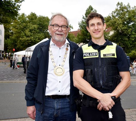 Bezirksb&uuml;rgermeister Willi Lindenberg mit dem neuen Kontakbereichsbeamten f&uuml;r Mittelfeld