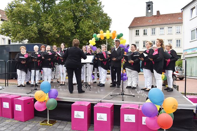 Auftritt der Mitglieder von der "Heimatmelodie"