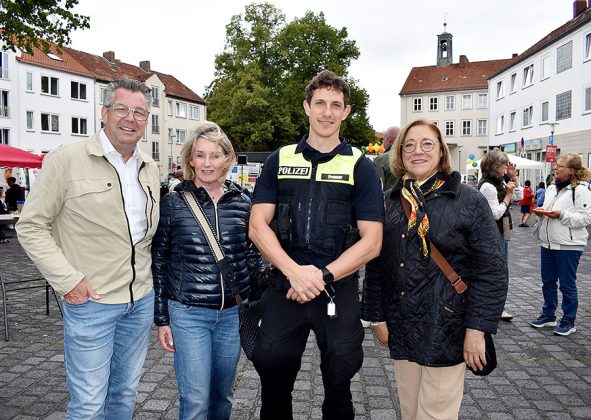Politiker vor Ort: rechts die Regionsabgeordnete Maria Hesse