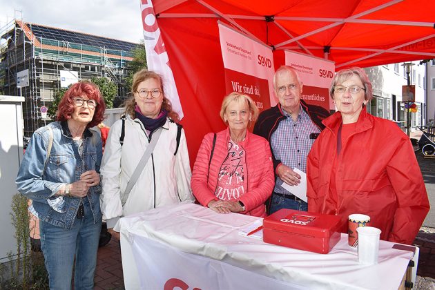 Am Stand des SoVD: 3. v.l.; Vize-Bezirksb&uuml;rgermeisterin Gabi Jakob
