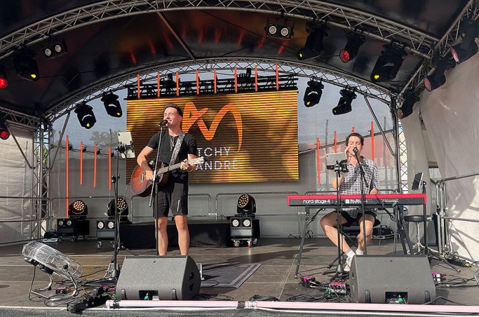 Das Duo Mitchy & André trat am Nordufer auf