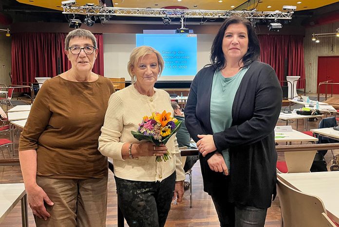 Ulli Bloch (l.) und Nadine Herrendörfer-Kohl (r.) bedankten sich bei Vize-Bezirksbürgermeisterin Gabriele Jakob (Mitte).