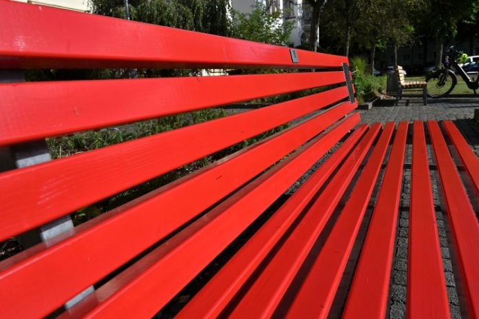 Eine „Rote Bank“ neben der „Hainholz-Stele“ in der Fenskestraße in Hainholz als ein Zeichen und Hilfe gegen häusliche Gewalt