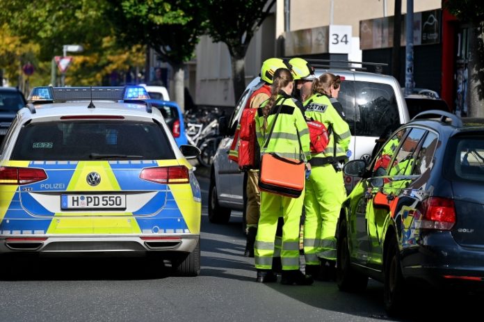 Feuerwehralarmierung in die Kornstraße in Hannovers Nordstadt - Polizei, Rettungsdienst und Notärztin vor dem Jugendzentrum in der Kornstraße
