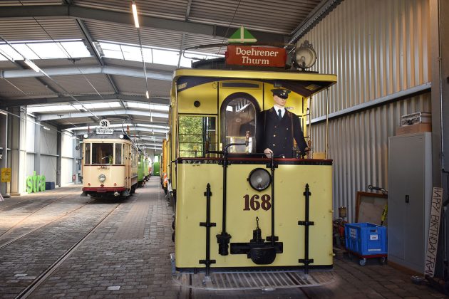 Der Verein Hannoversche Stra&szlig;enbahn &ouml;ffnete die Wagenhalle mit den historischen alten &Uuml;stra-Bahnen