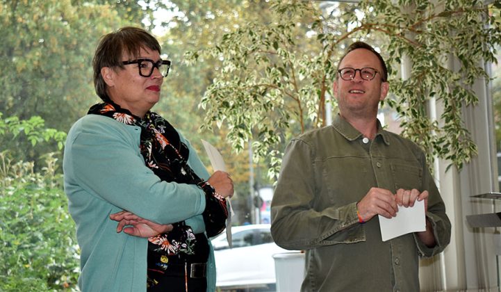 Kulturdezernentin Sylvia Bruns und Dr. Tom Becker