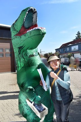 Ein lieber gr&uuml;ner Dino verteile Pflaumen; s&uuml;&szlig; und saftig &ndash; einfach lecker