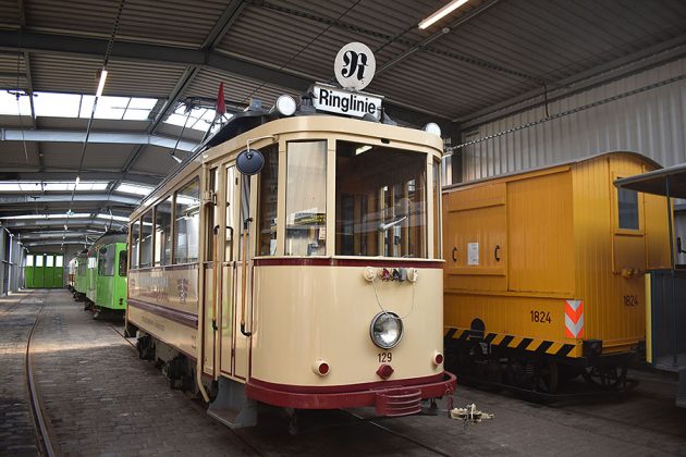 Der Verein Hannoversche Stra&szlig;enbahn &ouml;ffnete die Wagenhalle mit den historischen alten &Uuml;stra-Bahnen