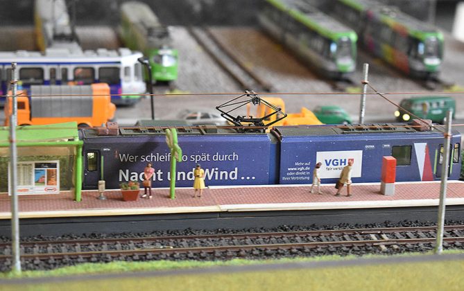 Eine Mini-Stra&szlig;enbahn in HO drehte ihre Runden