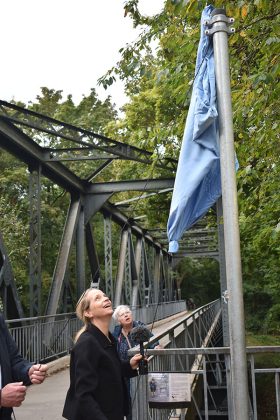 Das Namensschild wird enth&uuml;llt
