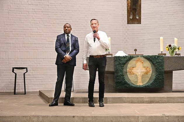 Pastor Theophile Divangamene (l.) und Pastor Dr. Michael Wohlers )r.) er&ouml;ffnen den interkulturellen Gottesdienstes
