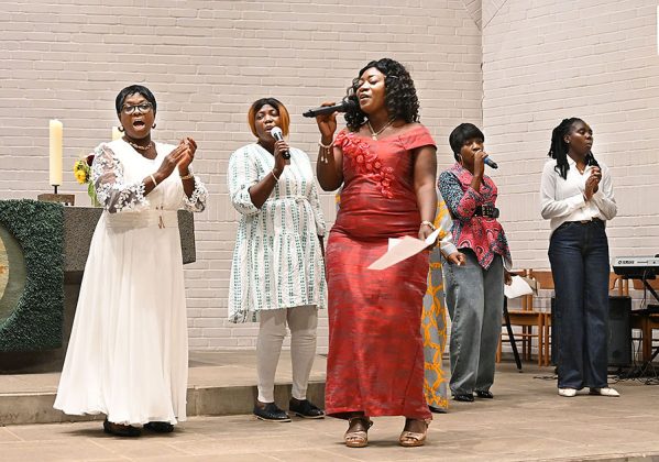 Der Chor der &bdquo;Ghanian Presbyterian Church Hannover&ldquo; sang in der Auferstehungskirche