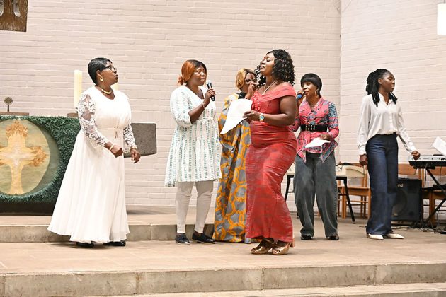Der Chor der &bdquo;Ghanian Presbyterian Church Hannover&ldquo; sang in der Auferstehungskirche