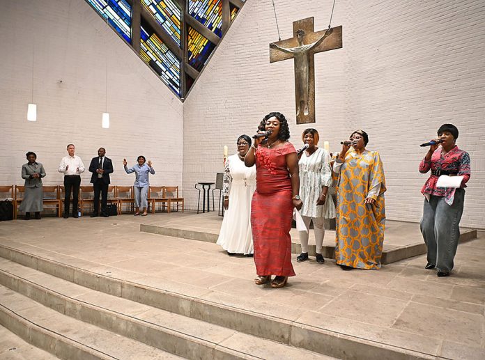 Der Chor der „Ghanian Presbyterian Church Hannover“ sang in der Auferstehungskirche