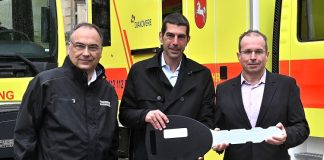 Symbolische Schlüsselübergabe v.l n.r Direktor der Feuerwehr Hannover Christoph Bahlmann, Feuerwehrdezernent Dr. Axel von der Ohe und Prof. Dr. André Gottschalk von Diakovere