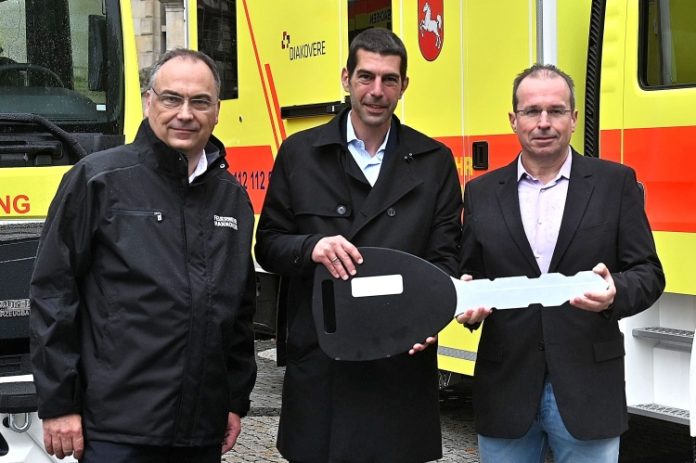 Symbolische Schlüsselübergabe v.l n.r Direktor der Feuerwehr Hannover Christoph Bahlmann, Feuerwehrdezernent Dr. Axel von der Ohe und Prof. Dr. André Gottschalk von Diakovere
