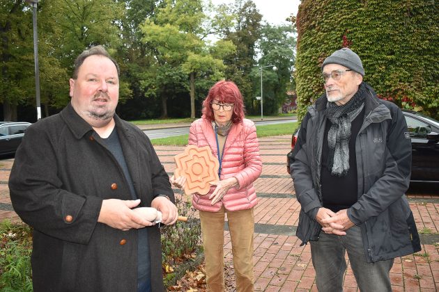 v.l.: Heinz-Siegfried Strelow (Pr&auml;sident Heimatbund Nds.), Ellen Masche-Scheffler (Schatzmeisterin Heimatbund Nds.) und Preistr&auml;ger Horst Dralle
