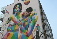 Murals in Oldenburg Gigantisches Mural von Okuda San Miguel. Es entstand im Jahr 2020 im Rahmen des 27. Internationalen Filmfestes Oldenburg