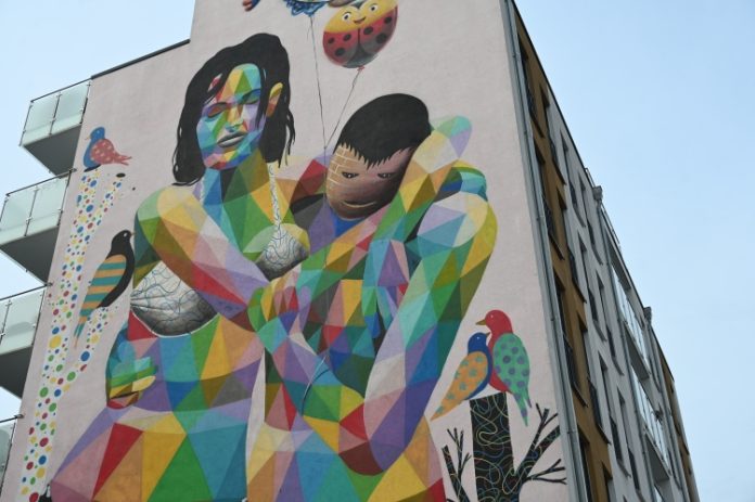 Gigantisches Mural von Okuda San Miguel. Es entstand im Jahr 2020 im Rahmen des 27. Internationalen Filmfestes Oldenburg