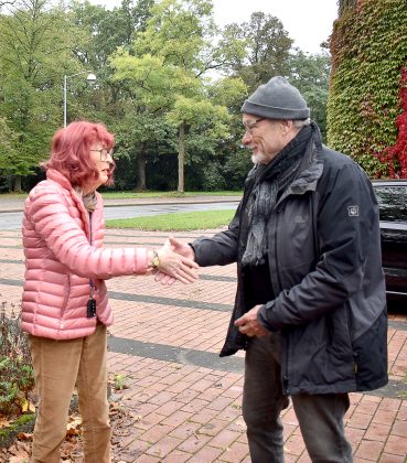 Heimatbund-Schatzmeisterin Ellen Masche-Scheffler gratuliert