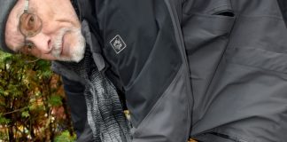 Horst Dralle verlegt symbolisch "seinen" Borgentrickstein am Döhrener Turm