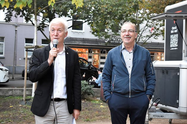 B&uuml;rgermeister Kapproth (l.) &uuml;berbringt die Gr&uuml;&szlig;e der Stadt