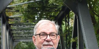 Wilhelm Lindenberg (hier bei der Einweihung der "Einsiedlerbrücke") bleibt voraussichtlich auch in den neuen Wahlperiode Bezirksbürgermeister von Döhren-Wülfel