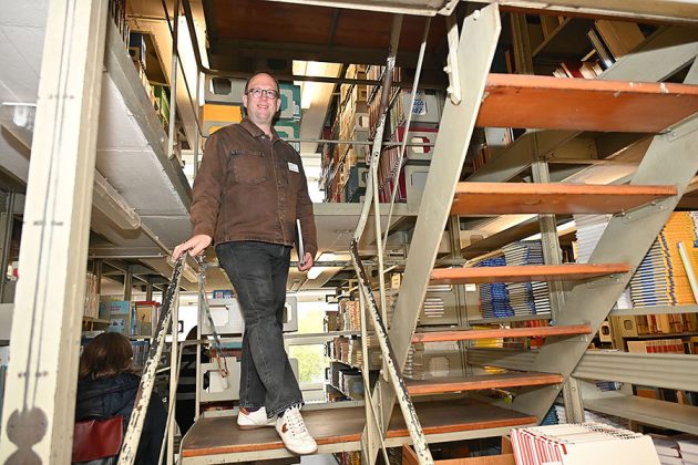 Bibliotheksdirektor Tom Becker f&uuml;hrte durch den denkmalgeshc&uuml;tzten Magazinturm der Stadtbibliothek