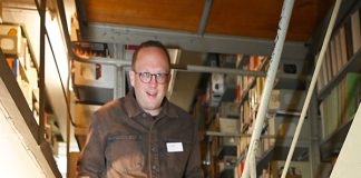 Bibliotheksdirektor Tom Becker führte durch den denkmalgeshcützten Magazinturm der Stadtbibliothek