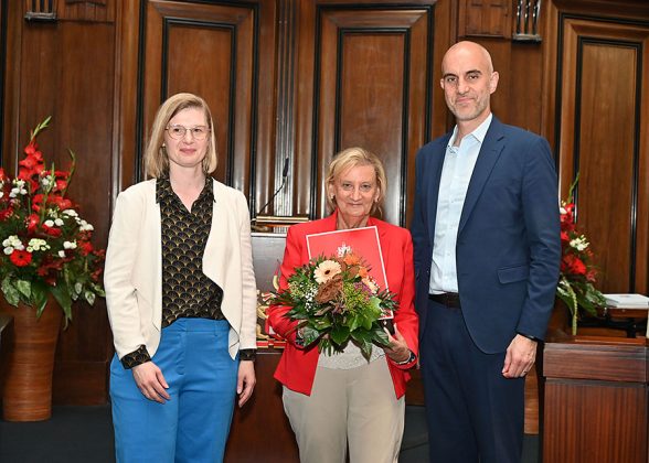Bekam das Ehrenzeichen der Stadt: Gabriele Jakob (Mitte, links Kirsten Hendricks, rechts OB Onay)
