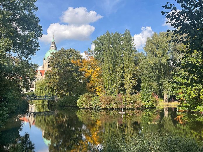 Herbst im Maschpark von Hannover. Wer genau hinsieht: Auf der kleinen Plattform inmitten des Maschteiches hält ein Reiher Ausschau.